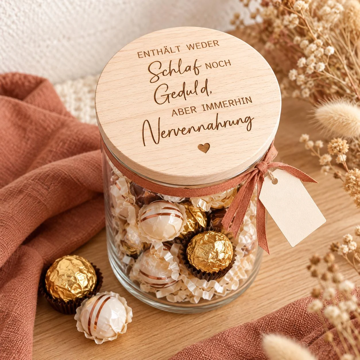 Geschenkglas mit Nervennahrung-Gravur und beispielhafter Süßigkeitenfüllung