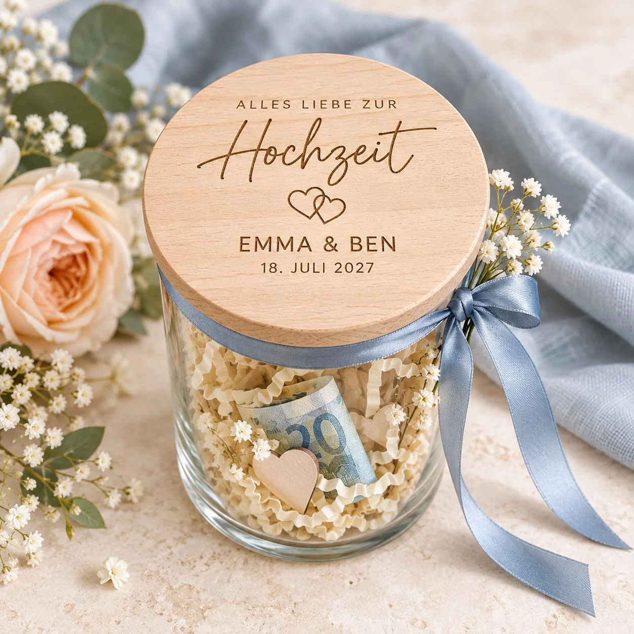 Hochzeitsglas mit Beispielnamen Emma und Ben und Herzgravur